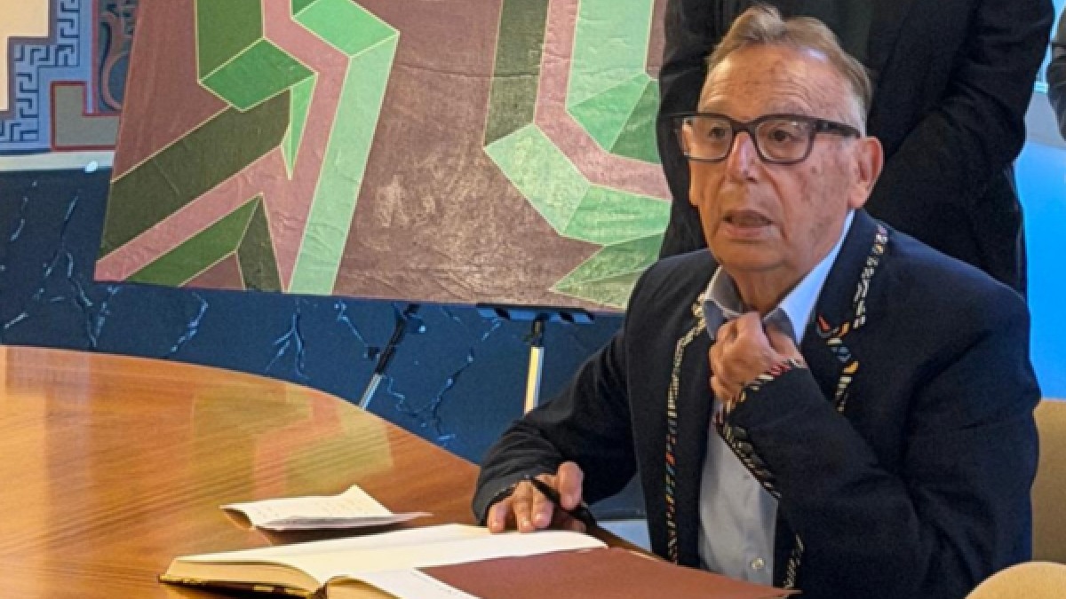 El pintor Javier Calvo firma el libro de visitas del CVC