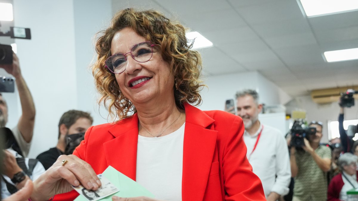 La candidata del PSOE-A, María Jesús Montero, vota en Sevilla  en el Colegio de Escuelas Profesionales de Sevilla votando.