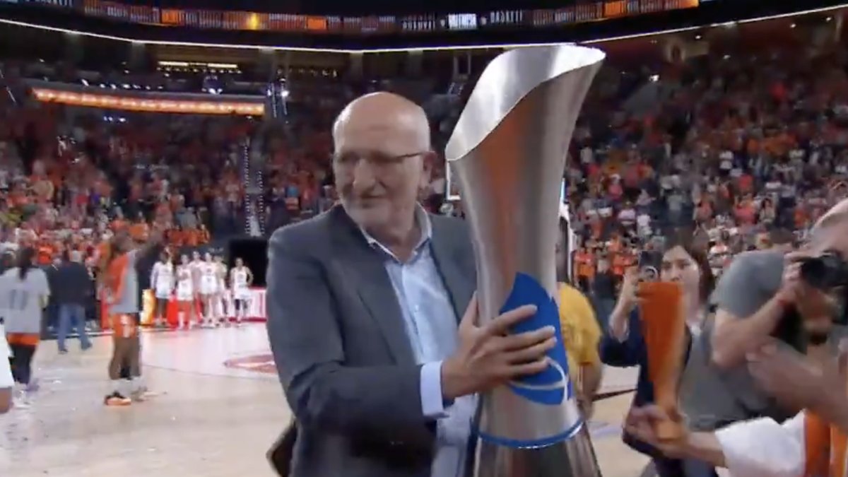 El presidente de Mercadona, Juan Roig, con la copa de la Liga F Endesa ganada por el Valencia Basket Femenino