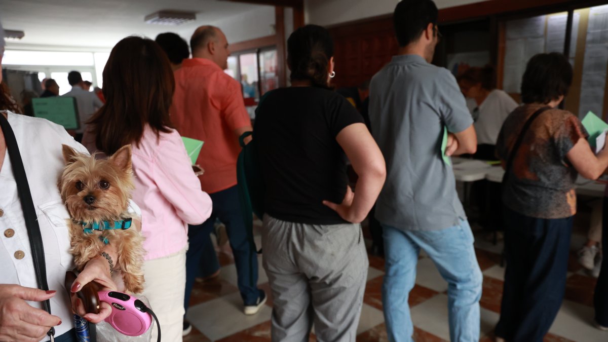 Imágenes de colas en las urnas en la jornada electoral en Sevilla,