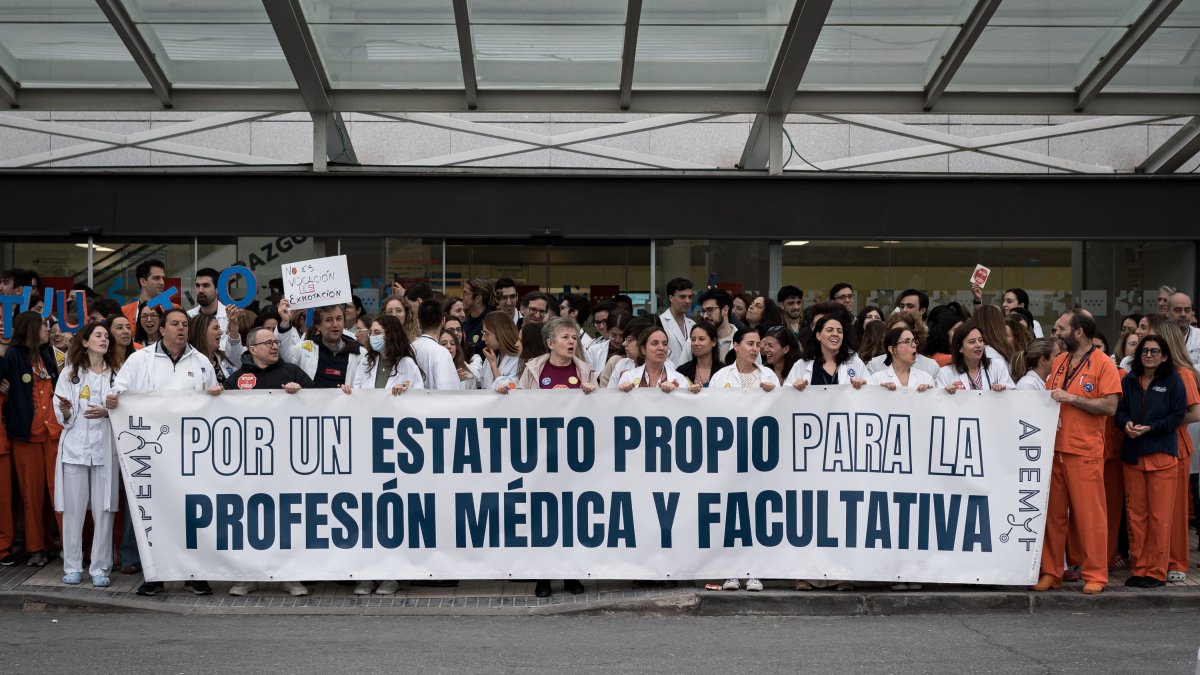 Varios médicos y facultativos, protestando contra el Ministerio de Sanidad en Madrid