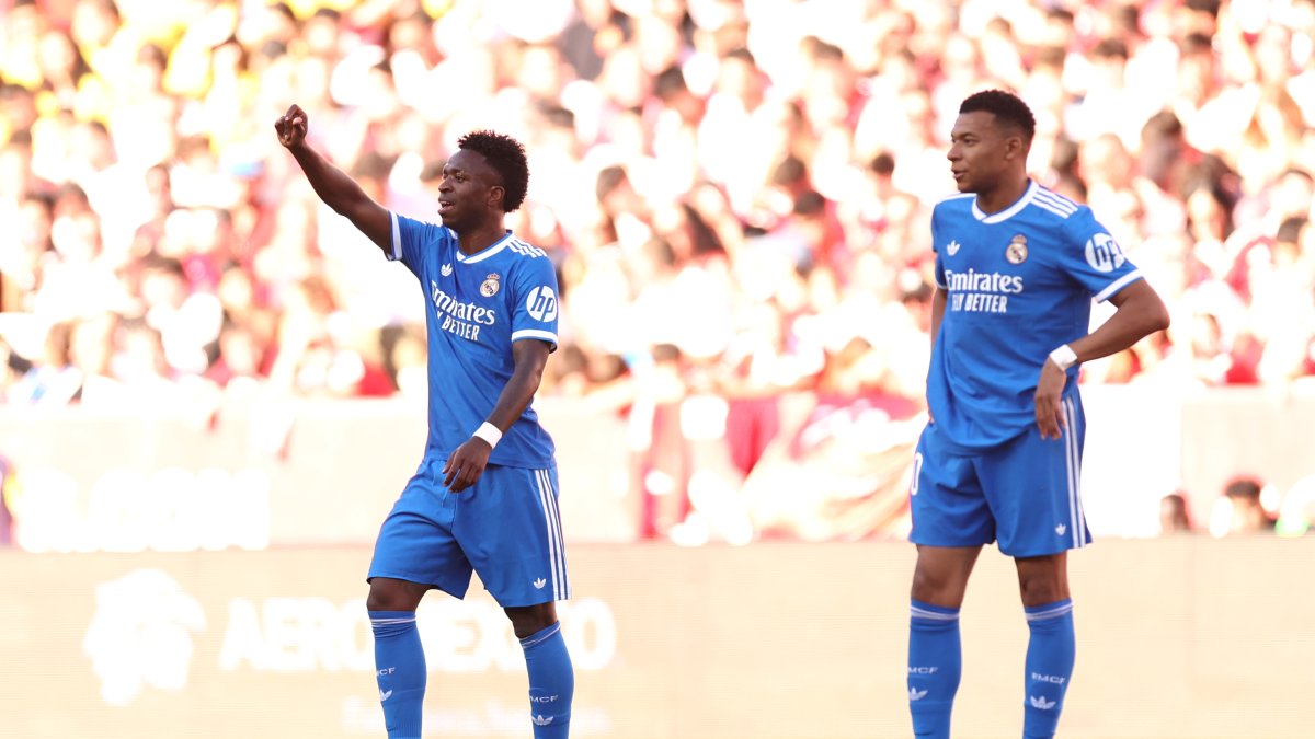 Vinicius celebra su gol ante el Sevilla en el Sánchez Pizjuán, jornada 37 de LaLiga EA Sports 2025-26. (Photo by Fran Santiago/Getty Images)