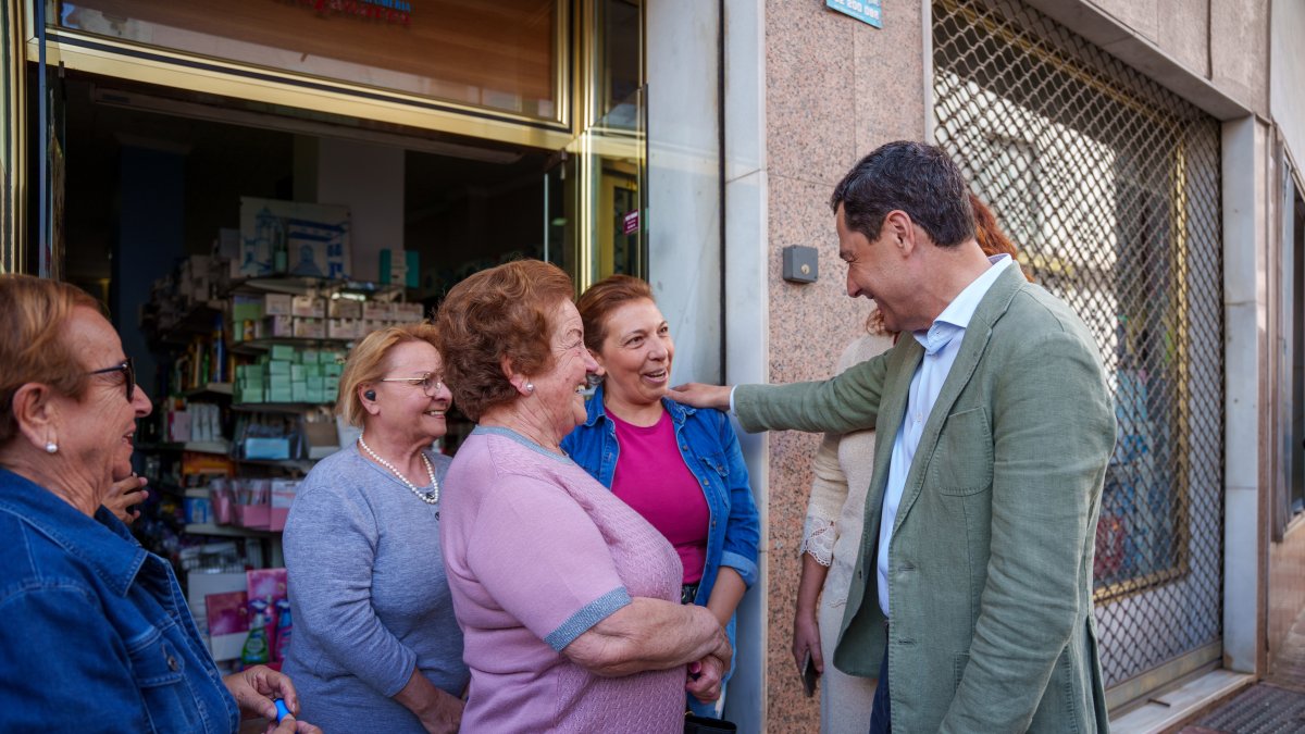 El presidente del PP andaluz, Juanma Moreno, pasea por las calles de Alhaurín El Grande.