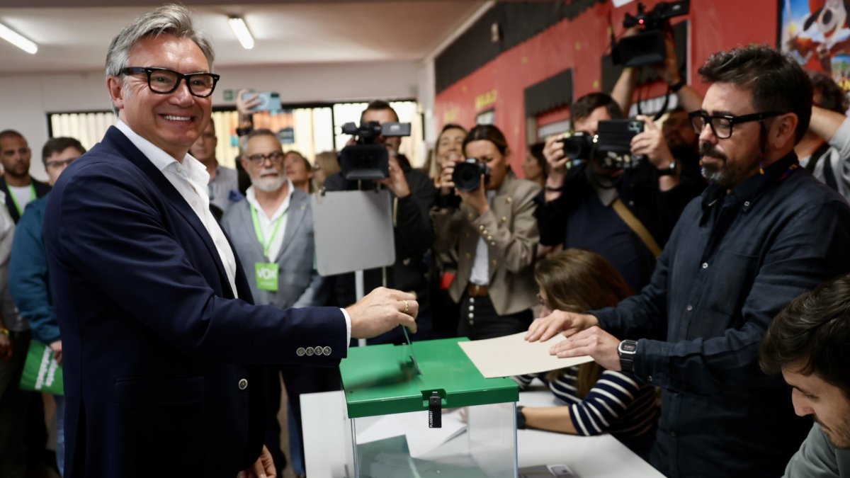 El candidato de Vox, Manuel Gavira, votando en la mañana del 17M