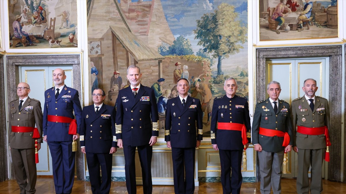 El Rey Felipe con generales de división y vicealmirantes, en el Palacio de El Pardo.