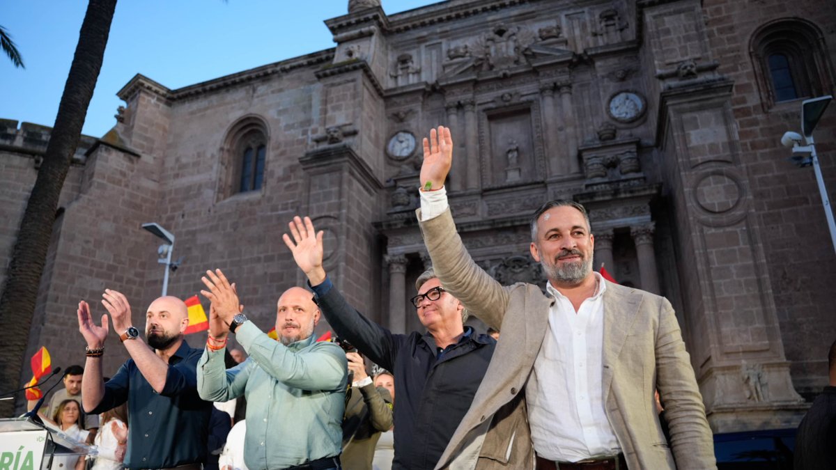 El presidente de VOX, Santiago Abascal, junto con al líder andaluz Manuel Gavira durante la campaña en Almería.