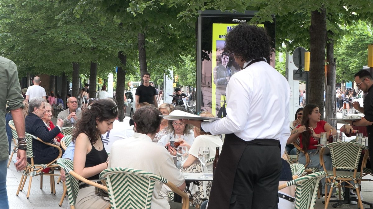 Gente en la terraza de un bar en Zaragoza, siempre hacen falta camareros y si están bien educados, mejor.
EUROPA PRESS
24/4/2026