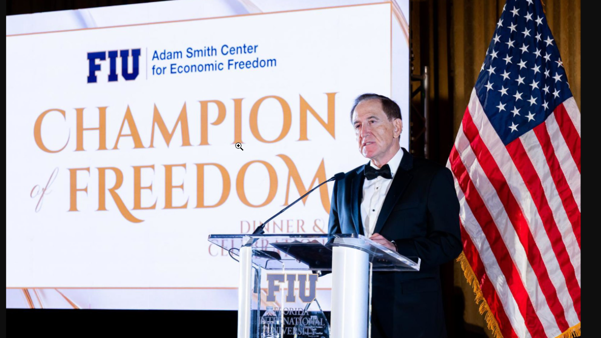 Antonio Huertas de smoking recibiendo el premio en Miami.