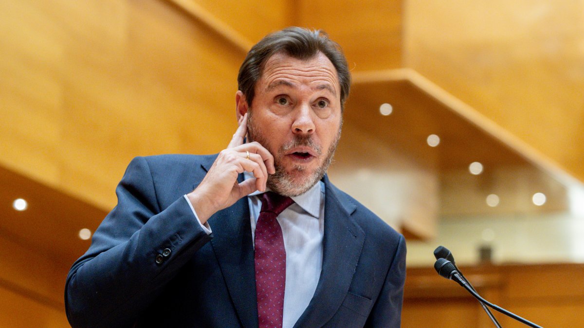(Foto de ARCHIVO)
El ministro de Transportes y Movilidad Sostenible, Óscar Puente, interviene durante una sesión plenaria del Senado 12/5/2026