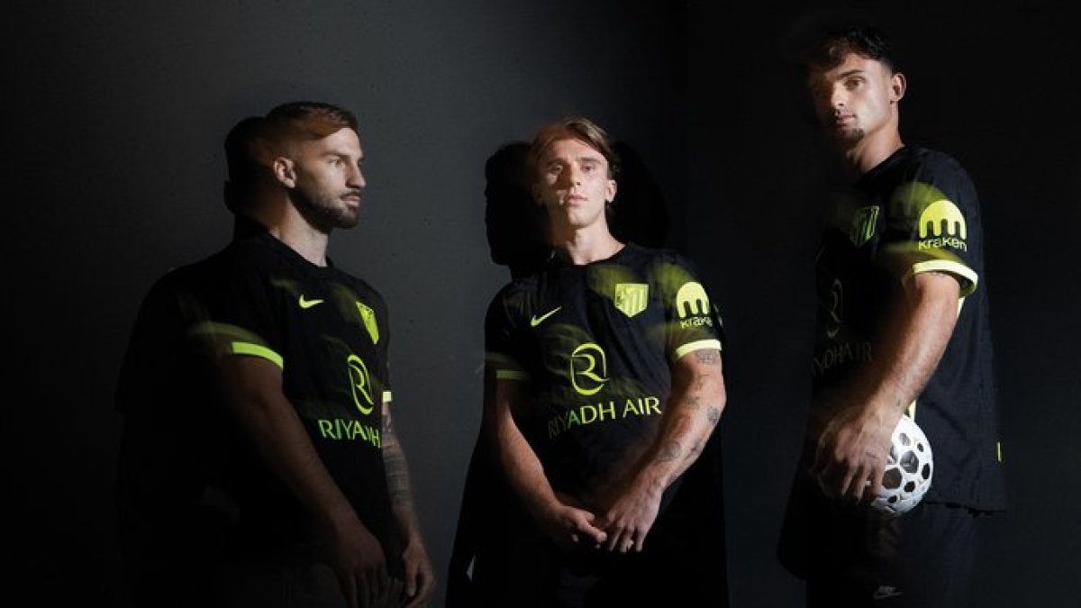 Baena, Barrios y Pubill posan con la segunda equipación de la temporada que viene