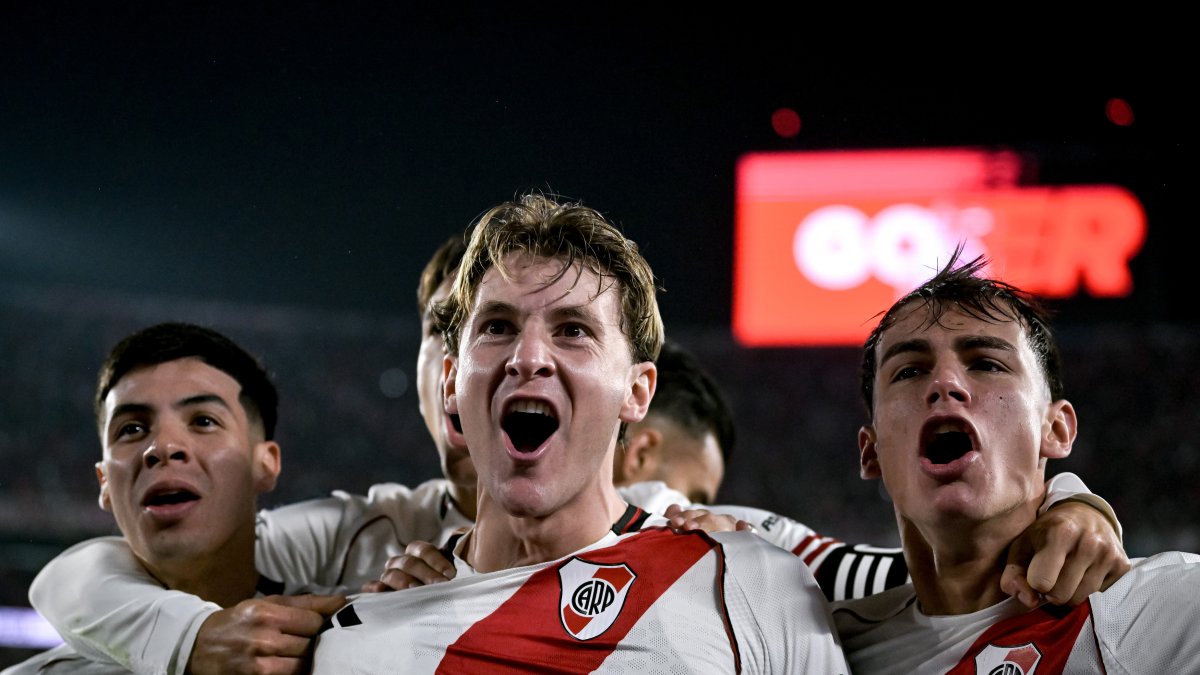 BUENOS AIRES, ARGENTINA - MAY 16: Facundo Colidio of River Plate celebrates with teammates after scoring the team’s first goal during a Torneo Apertiura Mercado Libre 2026 semifinal match between River Plate and Rosario Central at Estadio M·s Monumental Antonio Vespucio Liberti on May 16, 2026 in Buenos Aires, Argentina. (Photo by Marcelo Endelli/Getty Images)