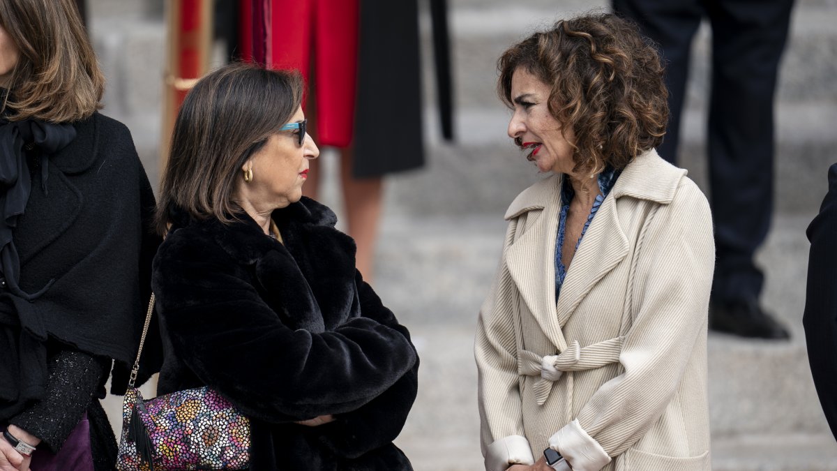 La ministra de Defensa, Margarita Robles, y la por entonces ministra de Hacienda, Maria Jesús Montero.