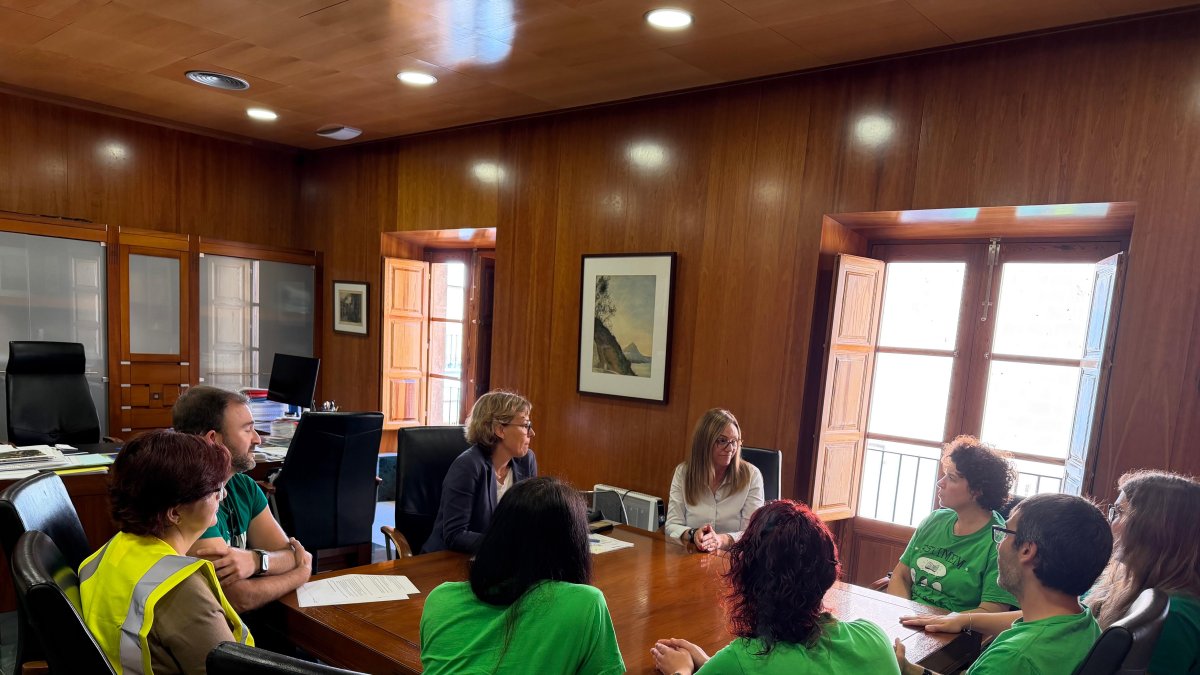 Reunión de la alcaldesa de Xàbia, Rosa Cardona, con los representantes de instituciones educativas locales.