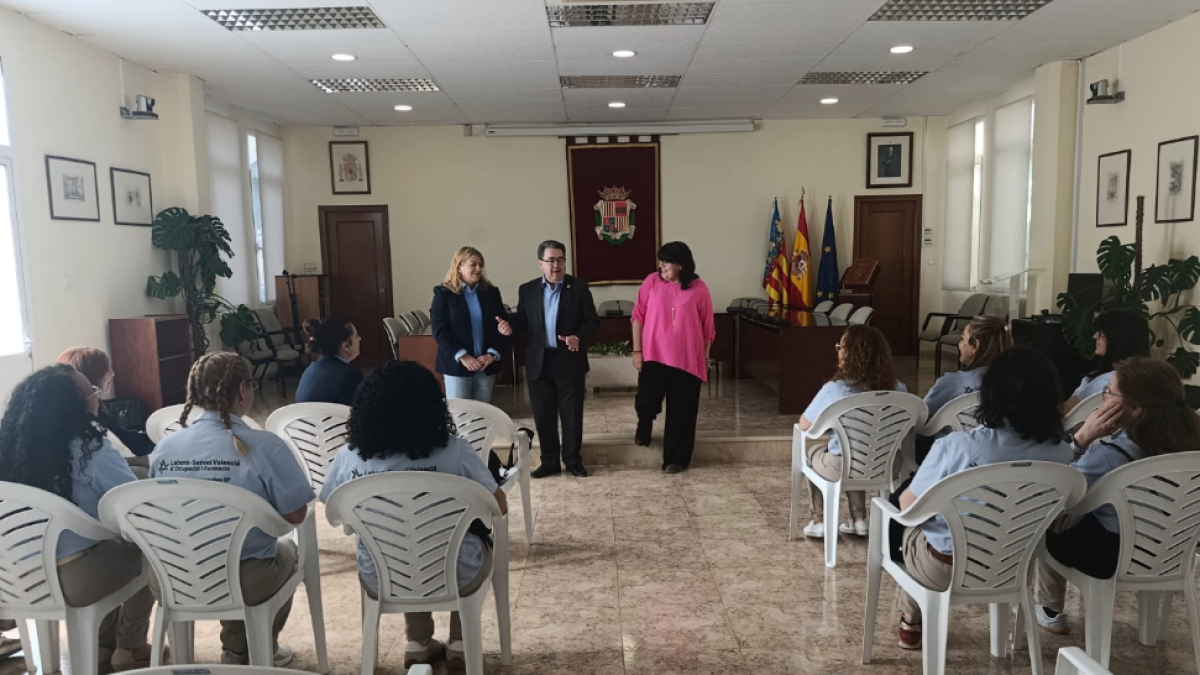 El alcalde de Tavernes, Arturo Ros, con las participantes en el taller.