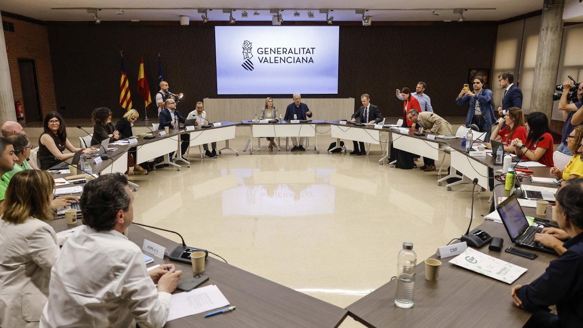La consellera de Educación, Cultura y Universidades de la Generalitat Valenciana, Carmen Ortí, se reúne con los sindicatos del ámbito educativo para avanzar en un acuerdo en el marco de la huelga indefinida convocada en la enseñanza pública no universitaria.