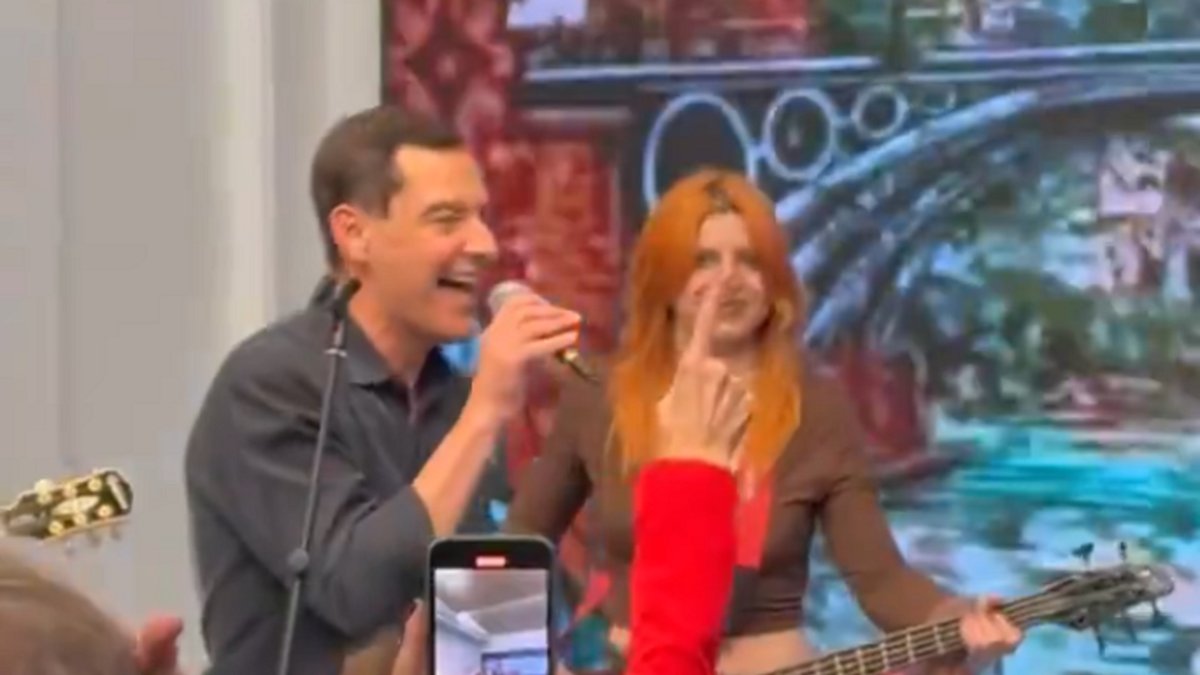 Juanma Moreno celebra los resultados electorales en Sevilla y canta 'kilómetro sur'.