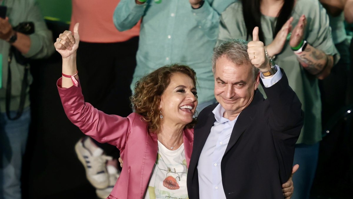 La secretaria general del PSOE-A, María Jesús Montero, en un mitin en Cádiz con el expresidente del Gobierno José Luis Rodríguez Zapatero.