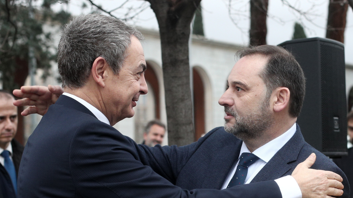 Zapatero saluda al por entonces secretario de Organización del PSOE y ministro de Transportes, José Luis Ábalos.