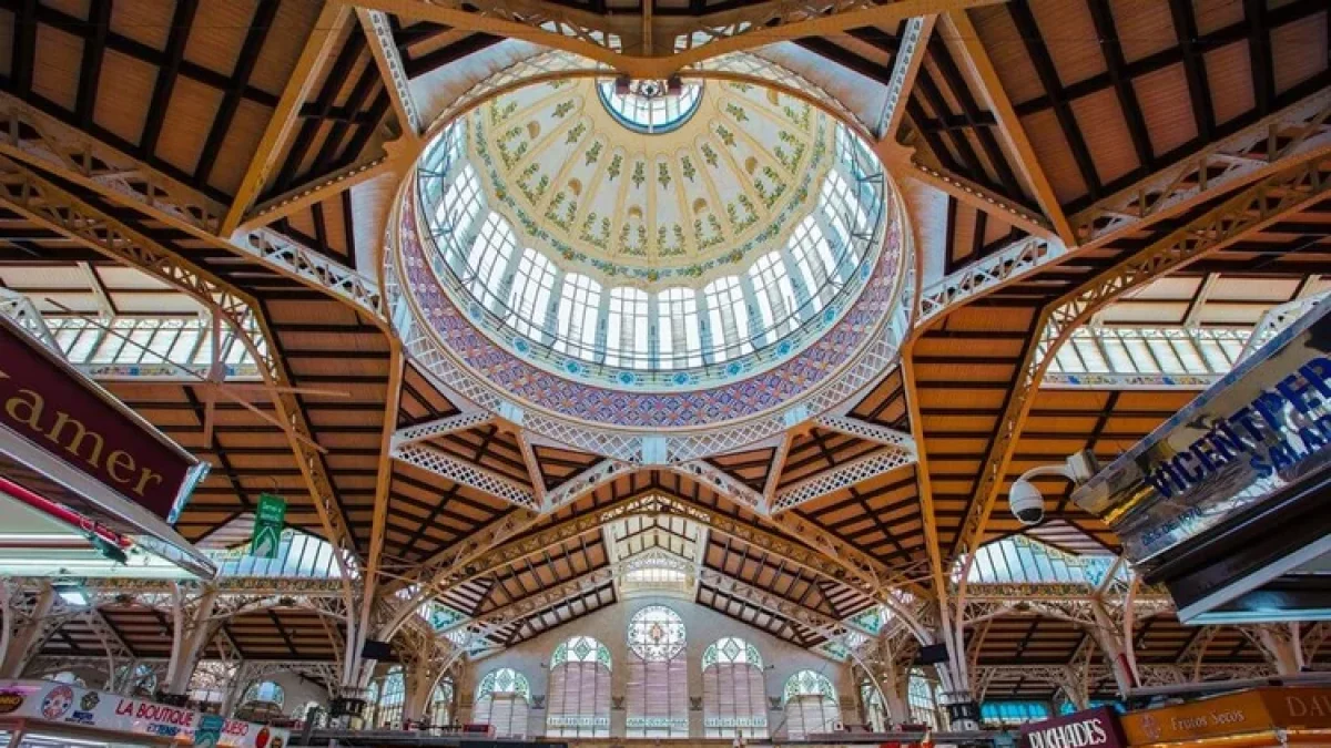 El Mercado Central de Valencia triunfa cada mañana con sus puestos de bocadillos, zumos naturales y productos recién preparados.
