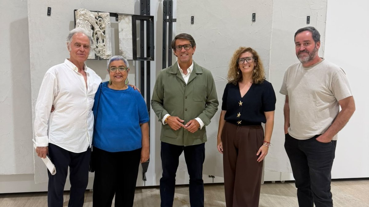 El diputado Juan de Dios Navarro, junto a la obra ganadora.