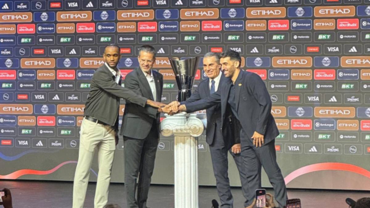Jean Montero y Pedro Martínez junto a Sergio Scariolo y Facu Campazzo en la rueda de prenda previa al partido de semifinales de la Euroliga entre Valencia Basket y Real Madrid