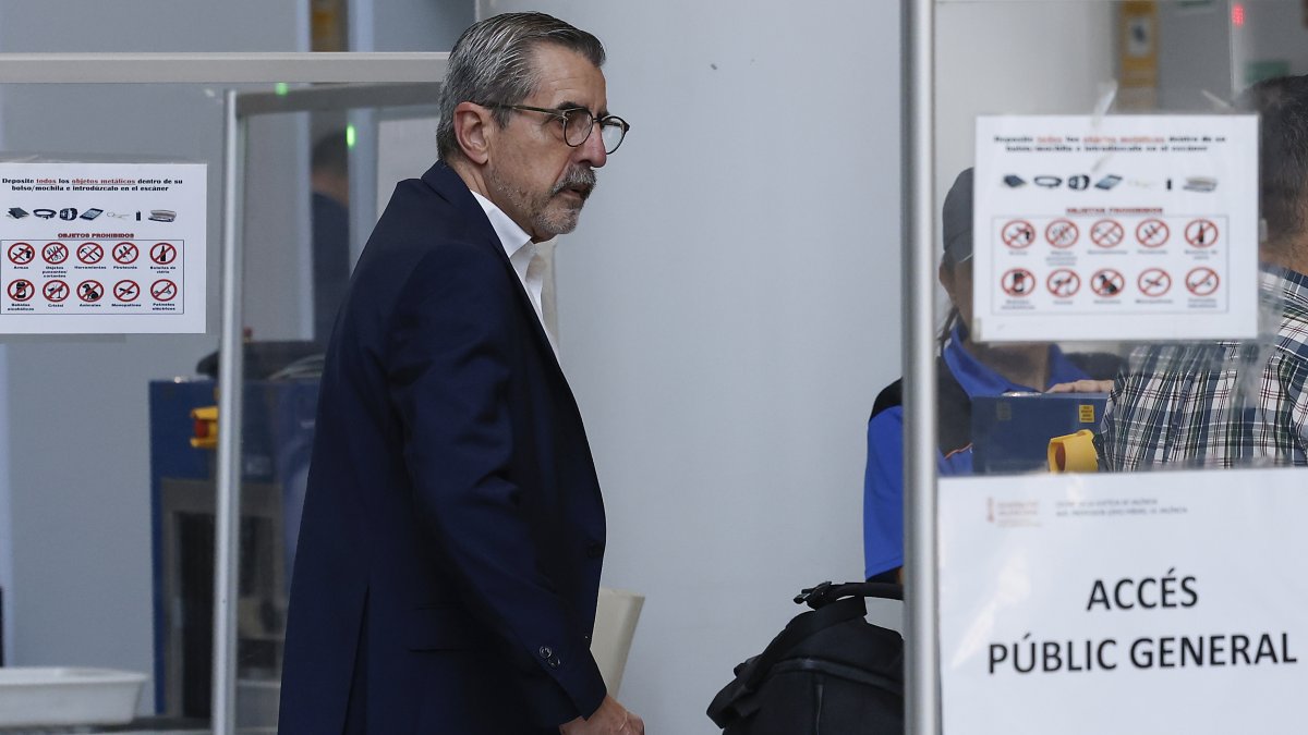 José María Ángel entrando a los juzgados de la Ciutat de la Justicia en Valencia