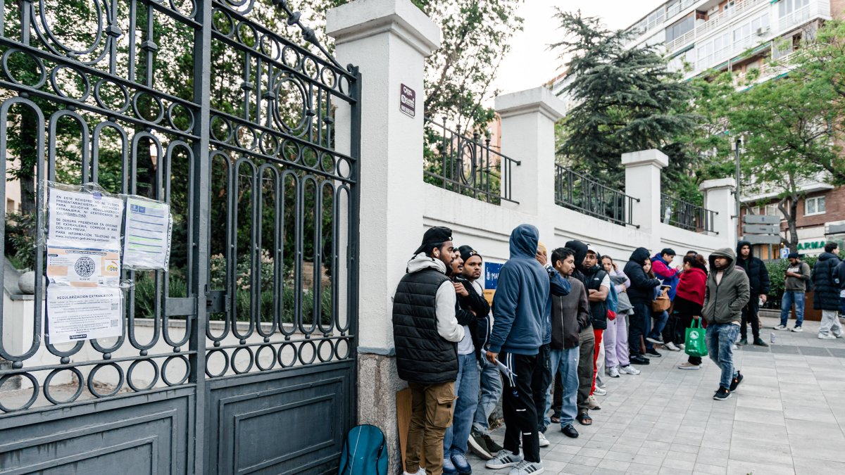 Varias personas hacen cola para conseguir el certificado de vulnerabilidad.