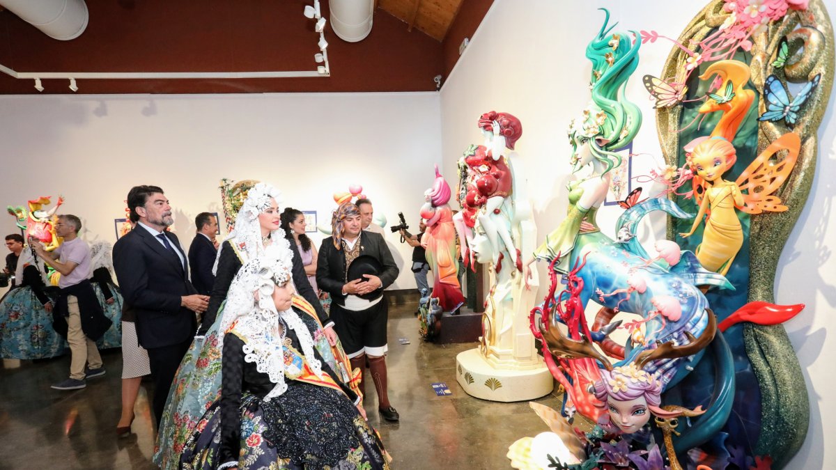 Las Belleas del Foc, Maria y Leire, inauguraron la Exposición del Ninot junto al alcalde, Luis Barcala.