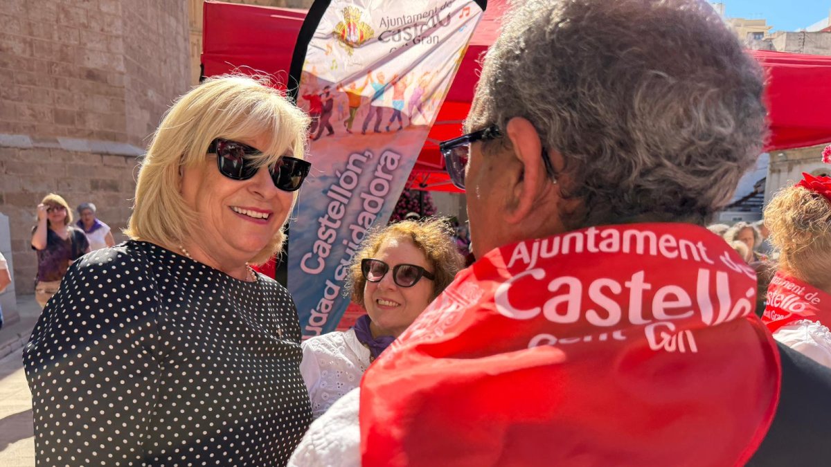 La concejala Clara Adsuara en el Festival de fin de curso de actividades físicas de mayores
