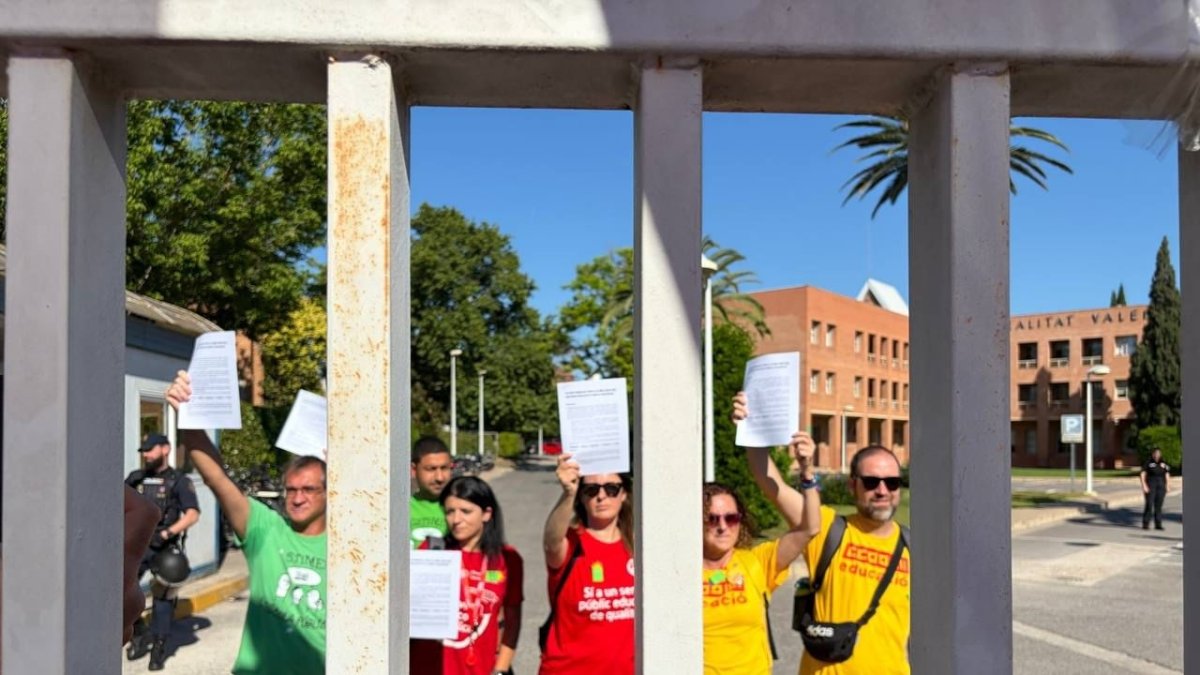 Representantes sindicales a las puertas de la Conselleria de Educación.