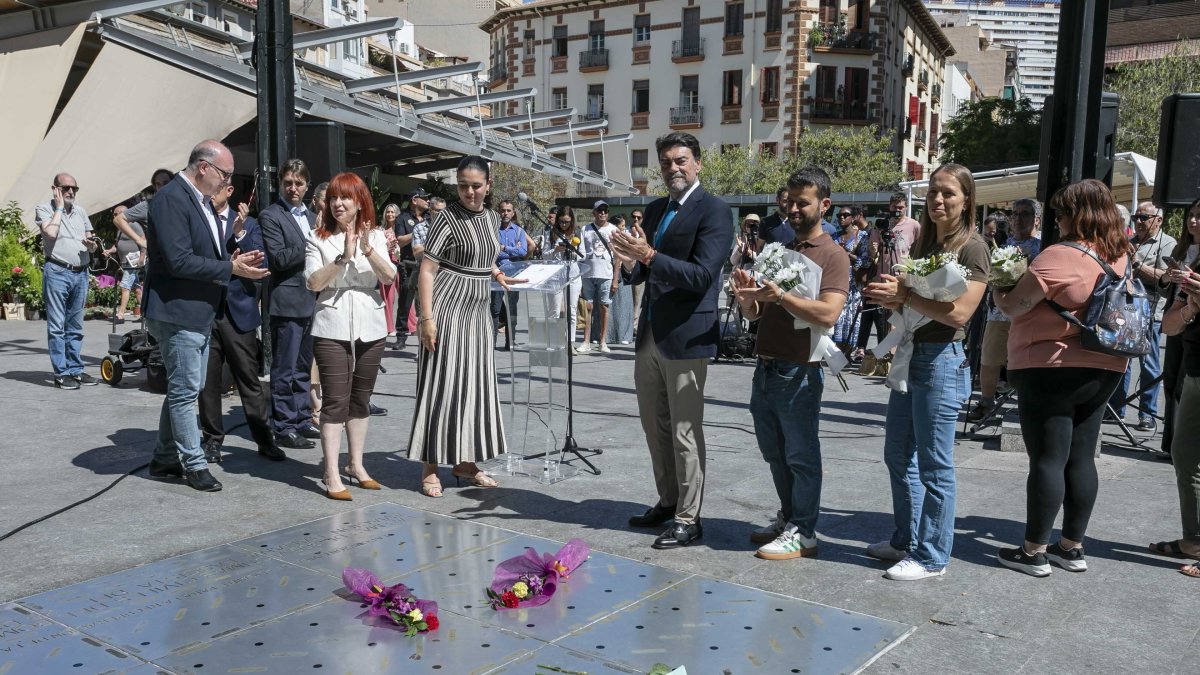 Un momento del homenaje que se ha tributado este lunes a las víctima del bombardeo.