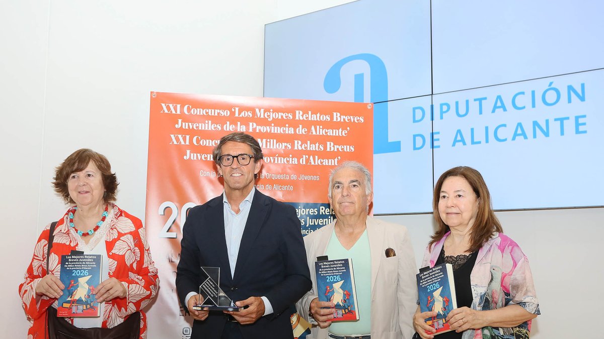 El diputado Juan de Dios Navarro, junto a los organizadores del concurso.