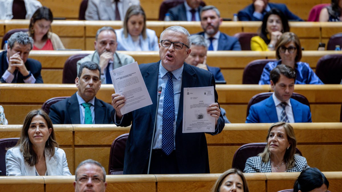 El senador del PP Francisco Bernabé vuelve a mostrar una bolsa con arena tóxica procedente de la bahía murciana de Portmán para denunciar la situación medioambiental de la zona.