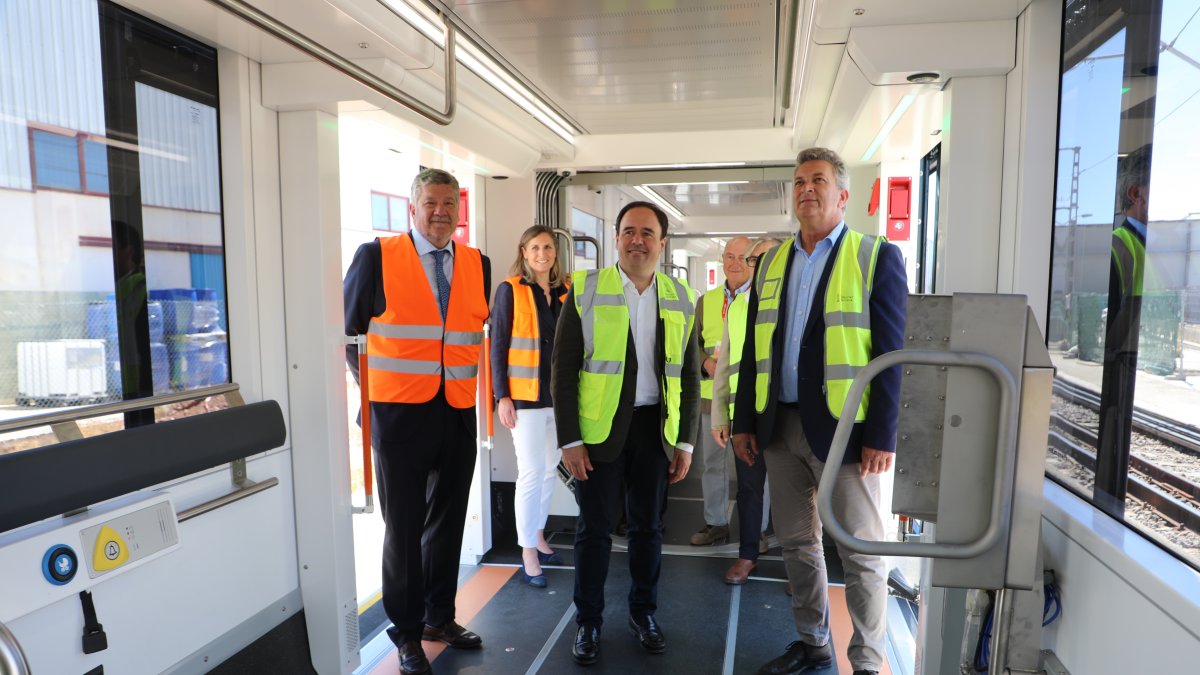 Pérez Llorca, en su visita a la planta de Stadler en Albuixech.