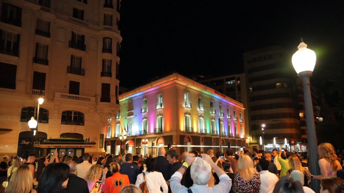 Nueva iluminación de la fachada del Palas de Alicante.