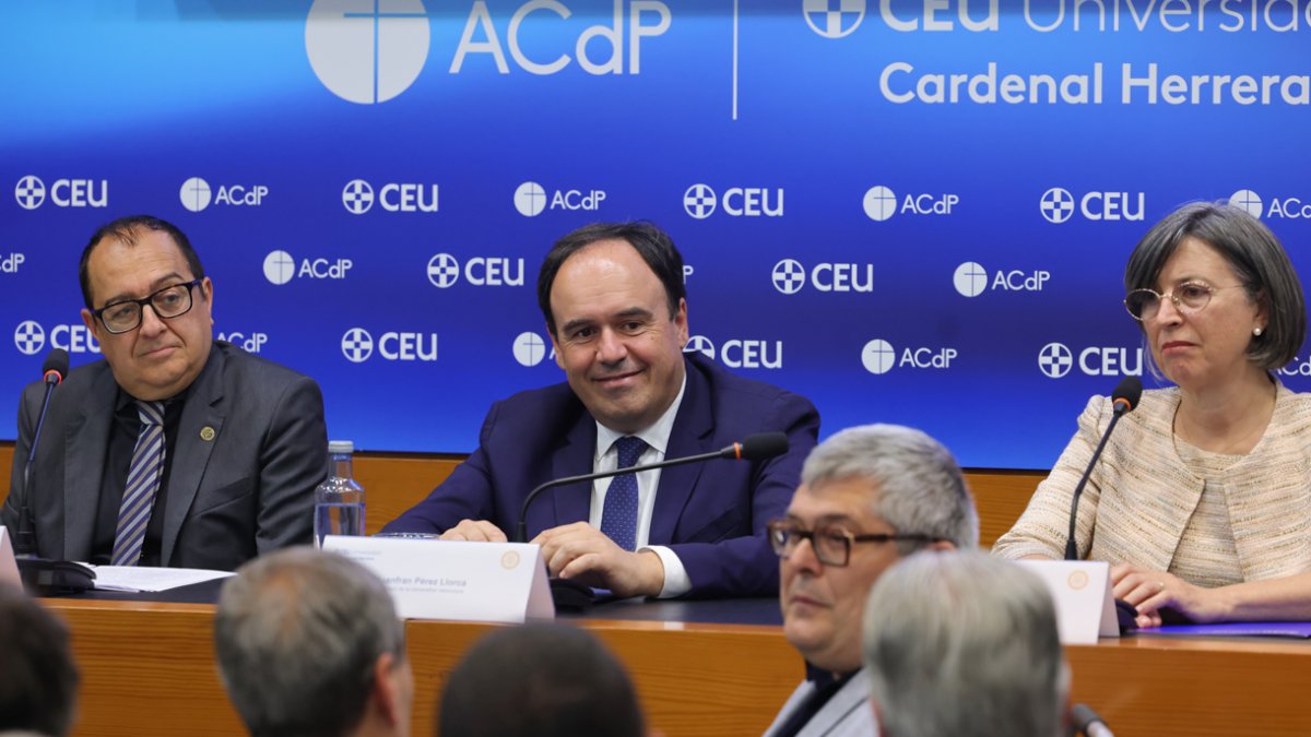 Juanfran Pérez Llorca, durante el acto del X aniversario de la Asociación de Derecho Sanitario de la Comunitat Valenciana en el CEU.
