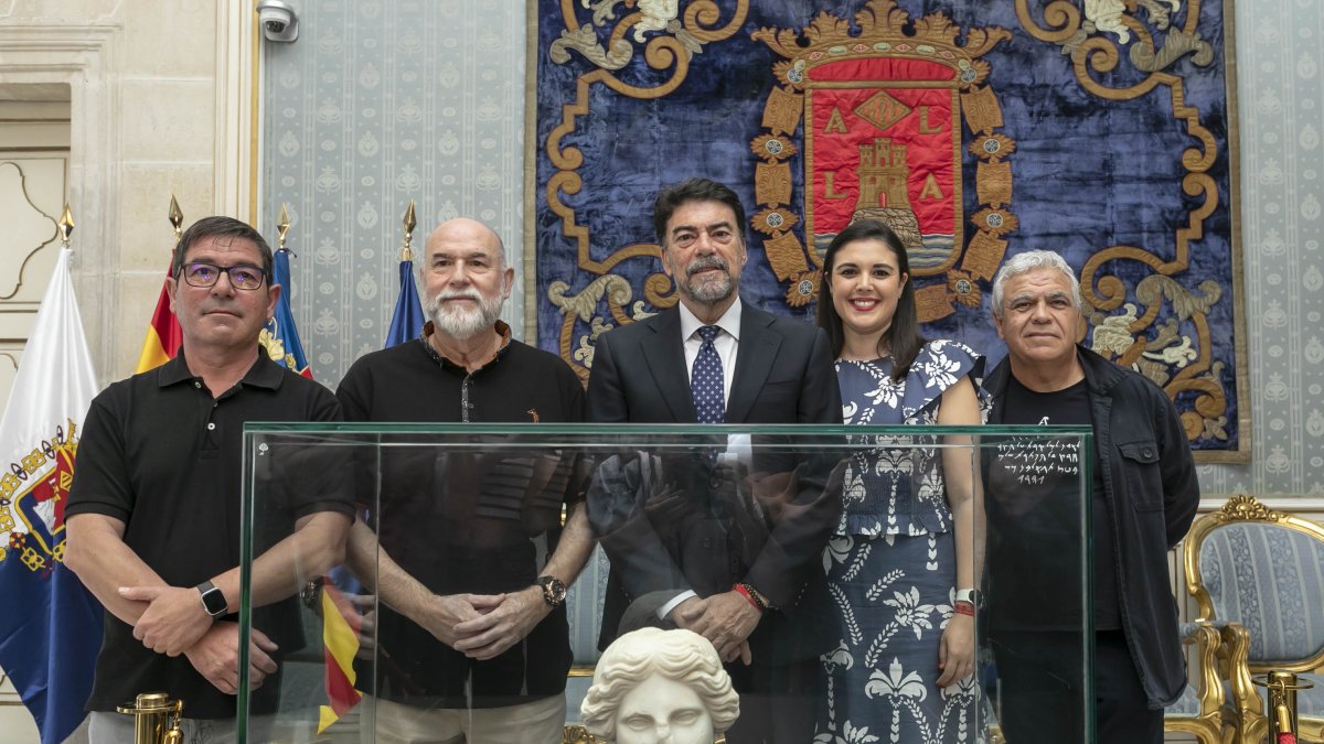 El alcalde, Luis Barcala, con otroas autoridades y técnicos, junto a la