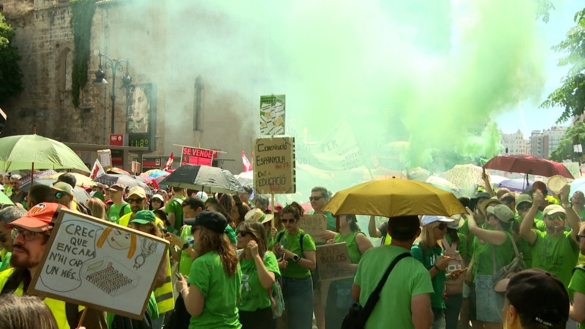 Una manifestación de profesorado recorre este miércoles las calles de València hasta la Conselleria de Educación en el día 13 de la huelga indefinida.
EUROPA PRESS
27/5/2026