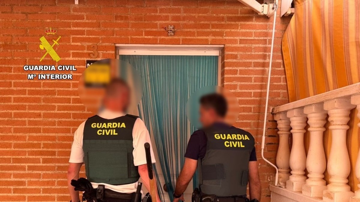 Agentes de la Guardia Civil a las puertas del domicilio del presunto estafador.