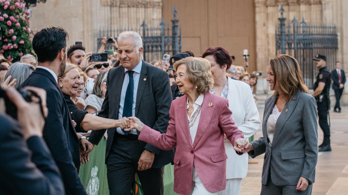La Reina Sofia junto a Begoña Carrasco, alcaldesa de Castellón, saludan a la gente concentrada en la plaza mayor.