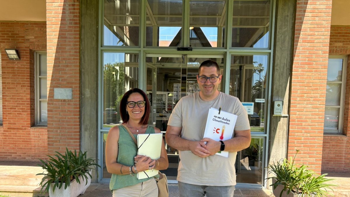 La presidenta de FAMPA València, Elisabeth García, y el presidente de la Confederación de AMPA Gonzalo Anaya, Vicent Gumbau.