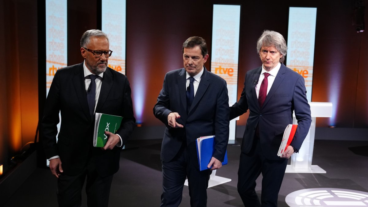 El candidato de VOX a la Presidencia de Castilla y León, Carlos Pollán; el candidato del PP, Alfonso Fernández Mañueco y el candidato del PSOE, Carlos Martínez, tras el primer debate de las elecciones autonómicas.