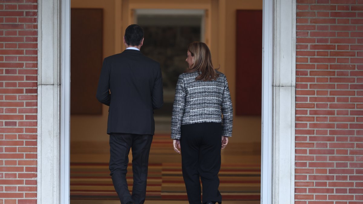 El presidente del Gobierno, Pedro Sánchez, recibe a la portavoz de Coalición Canaria en el Congreso, Cristina Valido, en el Palacio de la Moncloa.