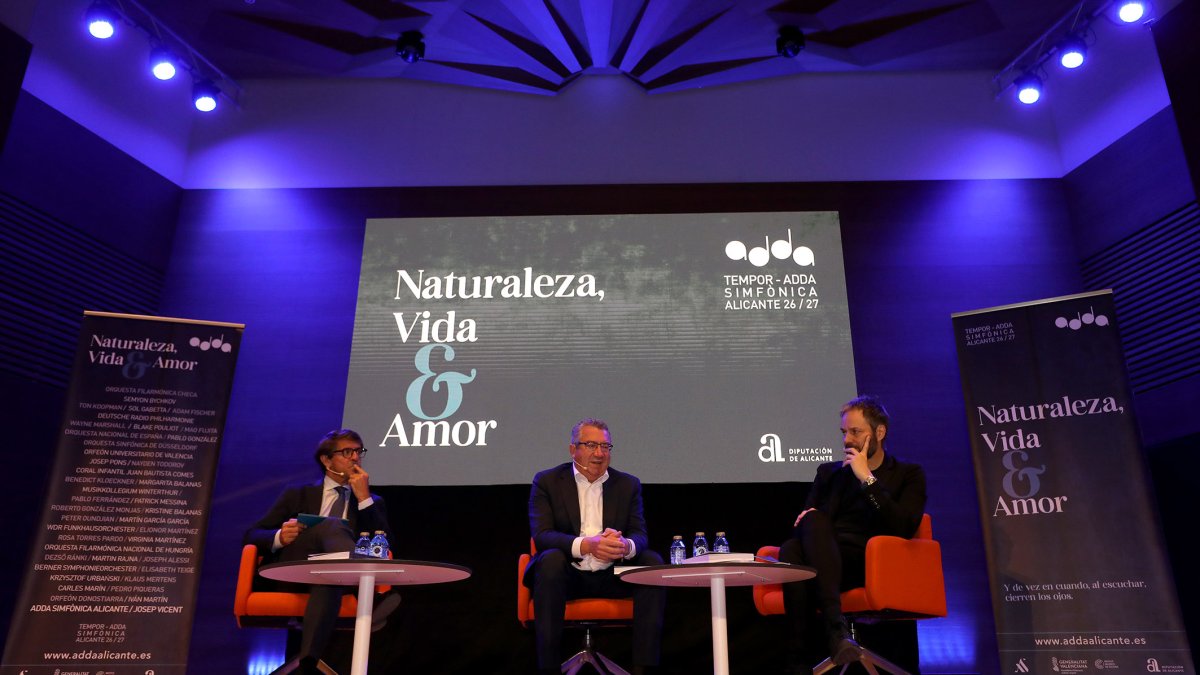 Juan de Dios Navarro, Toni Pérez y Josep Vicent durante la presentación de la temporada sinfónica del ADDA.