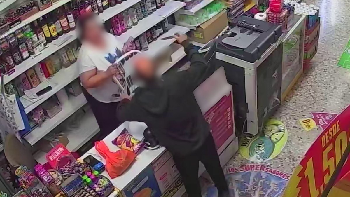 Imagen de las cámaras de seguridad de uno de los dos robos en los que el delincuente amenaza con un cuchillo a la dependienta.