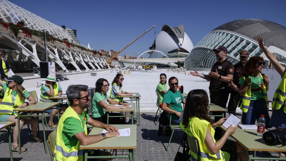 Performance de profesores en huelga en la Ciudad de Las Artes y las Ciencias
