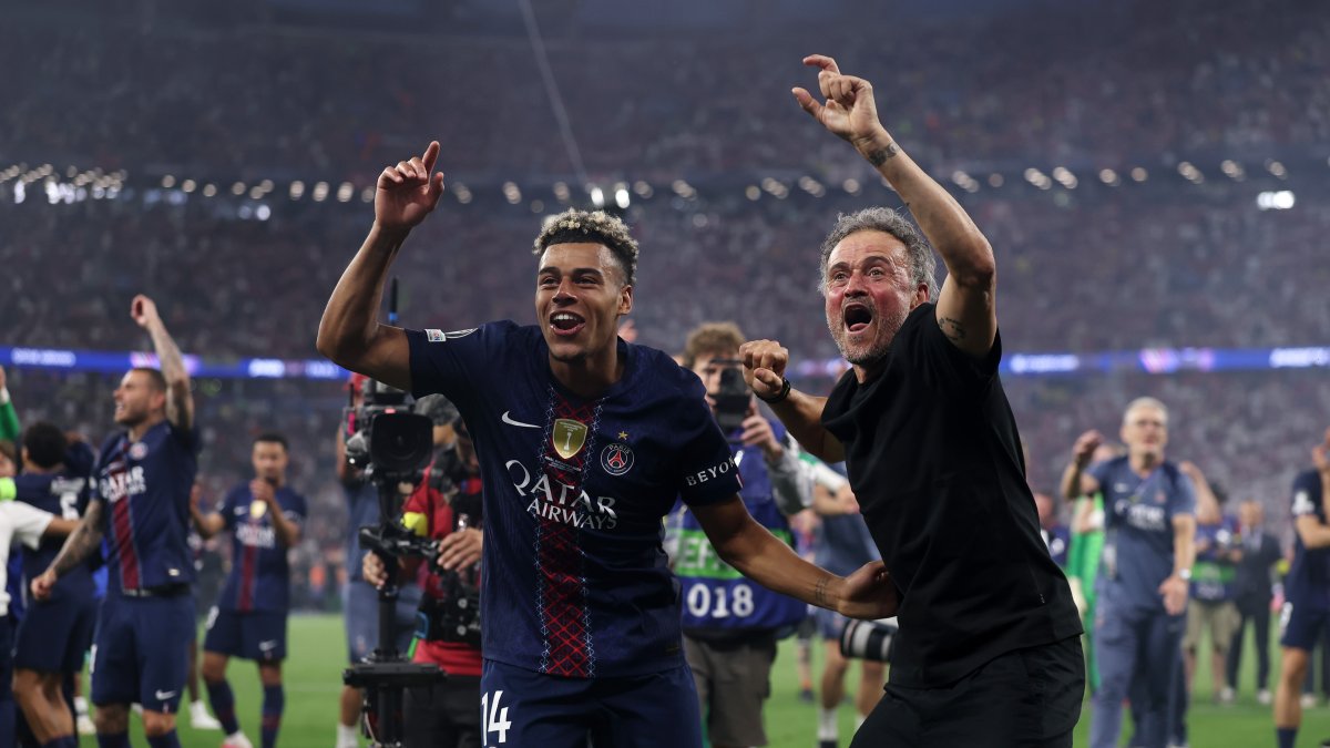 Desire Doue y Luis Enrique celebran la conquista de la Champions del PSG