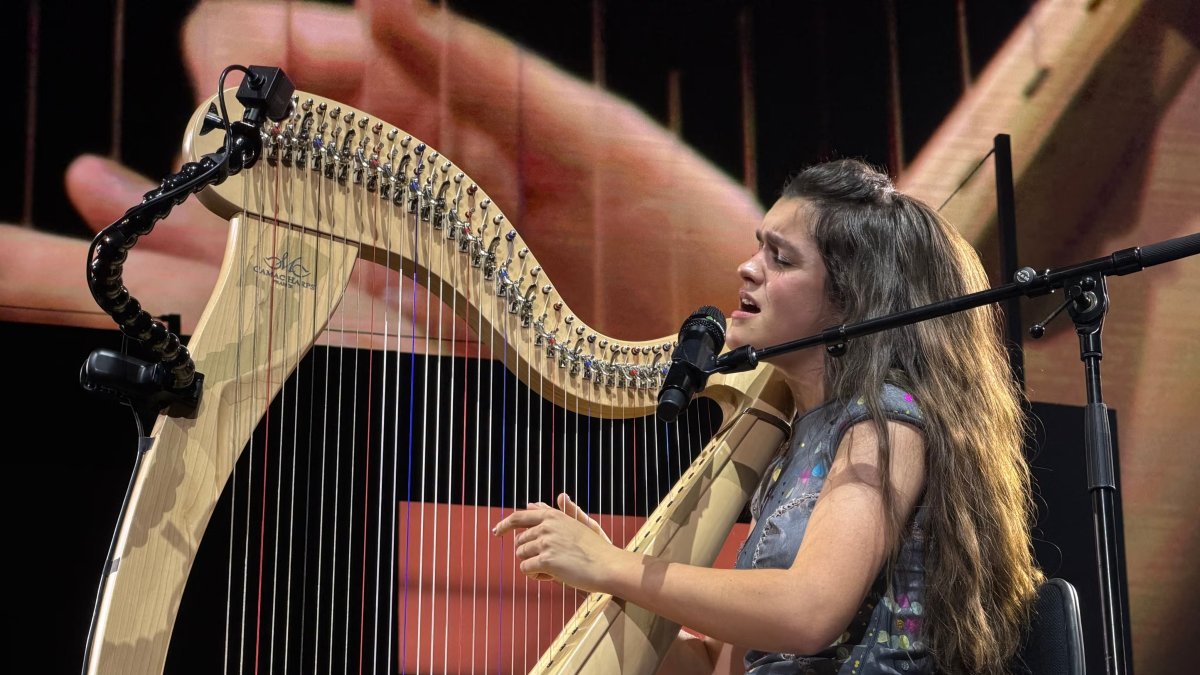 Amaia durante uno de los momentos más especiales del concierto en el Roig Arena.