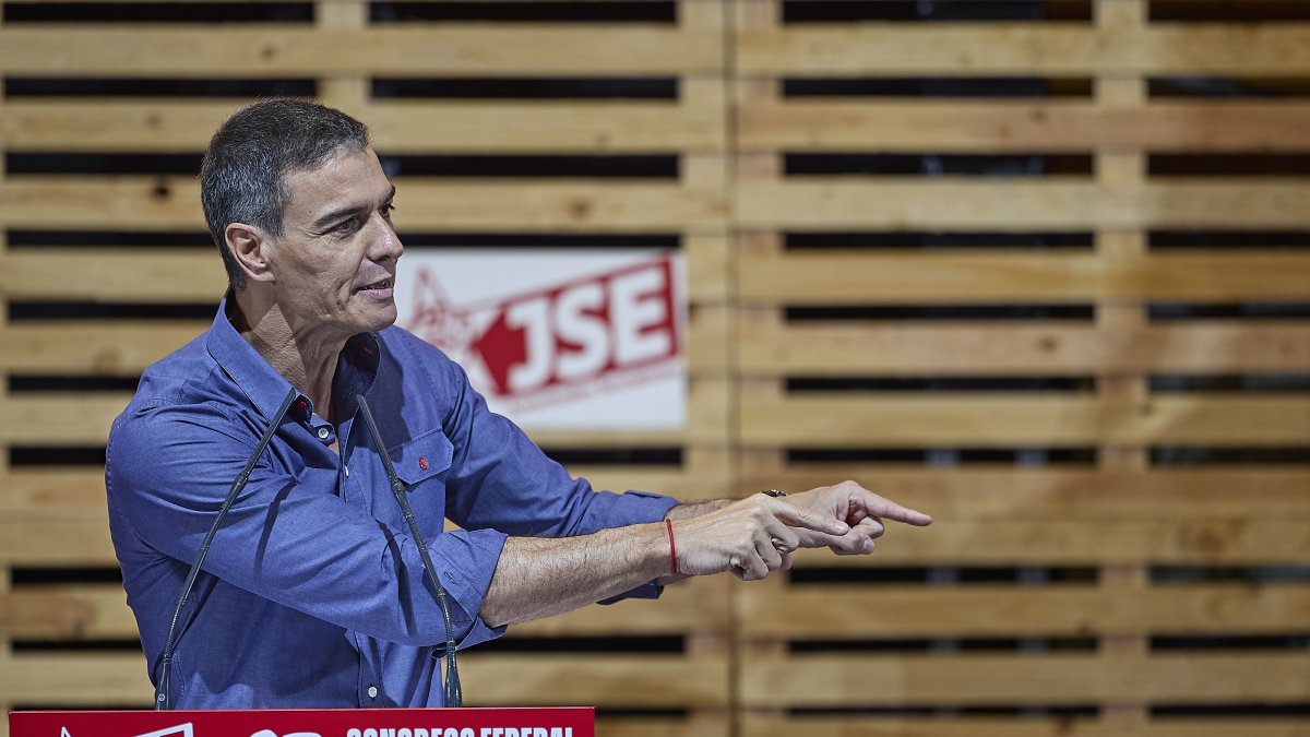 El secretario general del PSOE y presidente del Gobierno, Pedro Sánchez, durante la clausura del 27º Congreso de JSE, en la sede UGT Madrid, a 31 de mayo de 2026, en Madrid (España). Esta cita con las Juventudes Socialistas de España supone la primera aparición de Sánchez en un mitin de partido tras las últimas novedades de los tribunales.
Jesús Hellín / Europa Press
31/5/2026