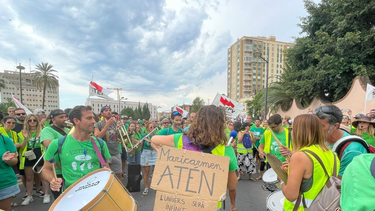 Concentración de profesores este domingo a las puertas de la Conselleria de Educación,en Valencia. 31/5/2026